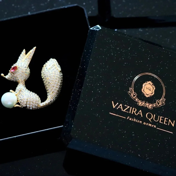 VQ Justice Balance Brooch - Picture 6 of 7